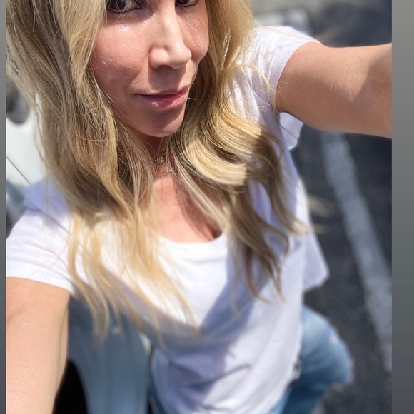 Meet your Posher, Danielle - Picture 2 of 2